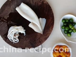 鲜辣酸柑鱿鱼,将鱿鱼去除内脏、眼睛、嘴巴，撕去外皮。


