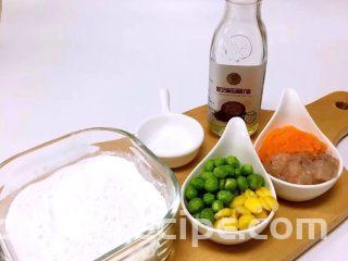 水晶虾饺,【水晶饺子】12m+
食材：馅料（虾泥、熟玉米粒、熟豌豆粒、熟胡萝卜丝、盐、黑芝麻牛油果油），皮料（玉米淀粉1:小麦淀粉4）