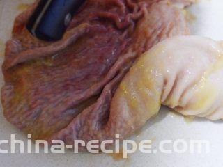 经典潮汕菜｜咸菜猪肚汤,食材挑好后，就要开始“清洗猪肚”的大工程了。

新鲜的猪肚表面附着一层黄色的黏液，先用刀耐心刮掉，方便接下来用薯粉清洗。如果直接跳过这一步用薯粉清洗，清洗耗时更长。
