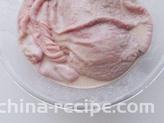 经典潮汕菜｜咸菜猪肚汤,除掉表面明显看得见的脏东西后，猪肚先用薯粉浸泡一会儿，清洗起来更方便，反复揉搓过程中加少许盐，过水清洗，以此反复5、6个来回，彻底洗掉猪肚表面的黏液。

为什么用薯粉清洗猪肚，原理类似于用生粉洗葡萄，吸掉表面的灰尘等脏东西。