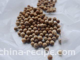 经典潮汕菜｜咸菜猪肚汤,清洗干净后，给猪肚“喂”胡椒粉，往猪肚里倒入捣碎的胡椒粉，使胡椒粉温和的辛辣味与香气能完全进入到猪肚里。

胡椒放入保险袋，用硬物捣碎即可。