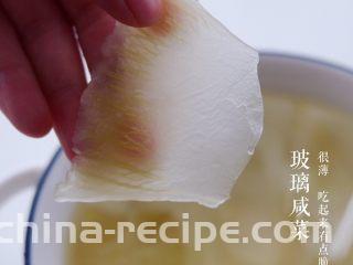 经典潮汕菜｜咸菜猪肚汤,其中切咸菜也有讲究，刀与咸菜约呈30~45度角横切成薄片，不像我们平时切东西刀是垂直于食材表面的。我们刀工没有很好，切得差不多就好了。