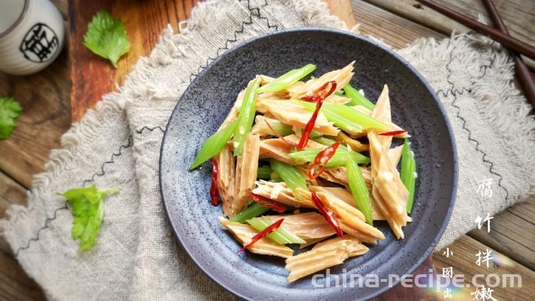 How to mix Rolls of dried bean milk creams with tender celery How to mix Rolls of dried bean milk creams with tender celery