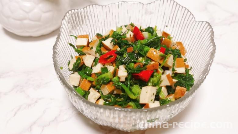 The method of mixing shepherd's purse with dried sesame seeds The method of mixing shepherd's purse with dried sesame seeds