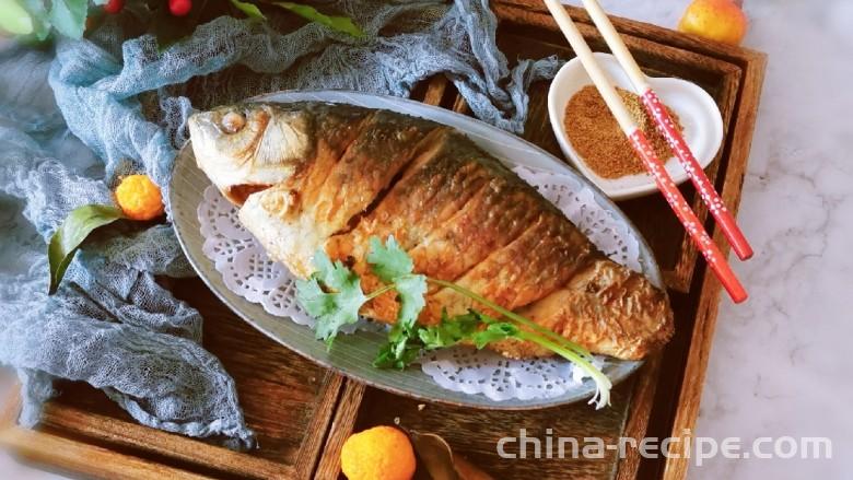 The method of pan frying crucian carp