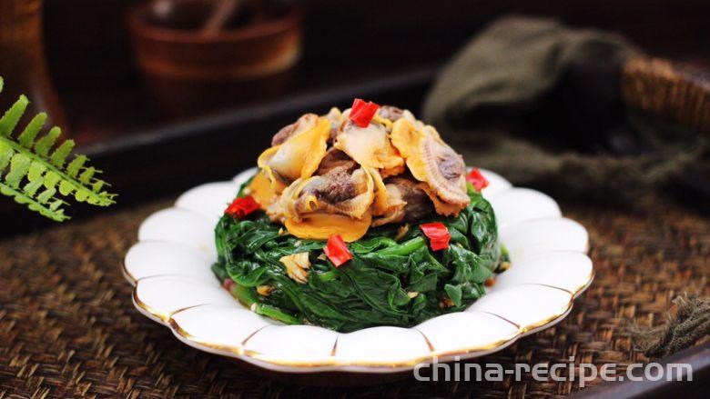 Method of mixing garlic and spinach with hairy clams