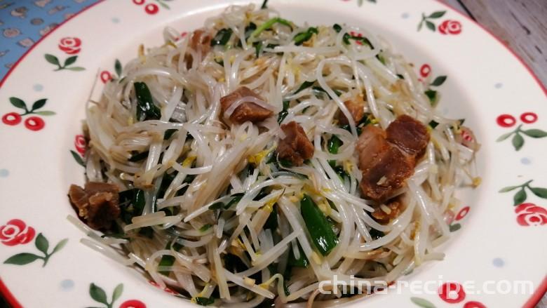 The method of stir frying green bean sprouts with chives