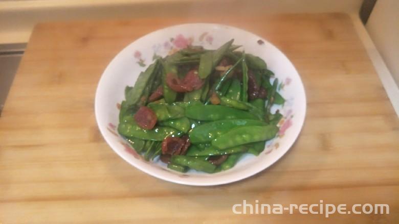 The method of stir frying Dutch beans with sausage