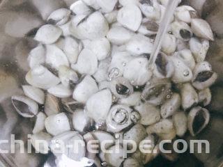 卜卜贝,用水冲洗干净。
