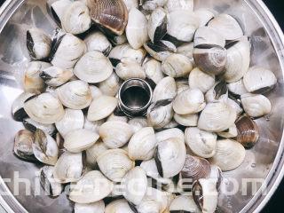 卜卜贝,将白贝倒入蒸盖中。
