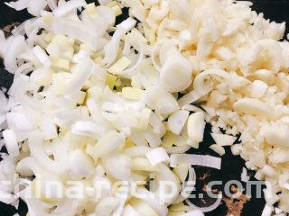 卜卜贝,将大蒜剥皮后切碎，大葱切碎。
