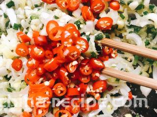 卜卜贝,再将小米辣切碎放入碗中，加油拌匀。
