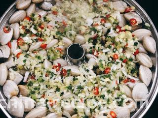 卜卜贝,将白贝开口向上摆放整齐。将拌匀的调味料均匀的铺在白贝上面。

