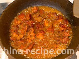 香橙焖排骨,根据口味加入适量的盐，大火收汁出锅，把橙子皮摆在上面即可