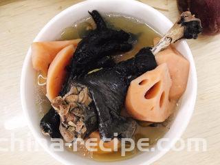 莲藕乌鸡汤,成品图