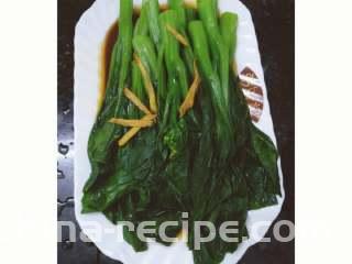 白灼广东菜心,最后,把锅里水倒掉,热锅,加入两匙酱油,一匙耗油,姜丝,少许糖,一点水,烧开,关火,淋到菜心上,完成了!