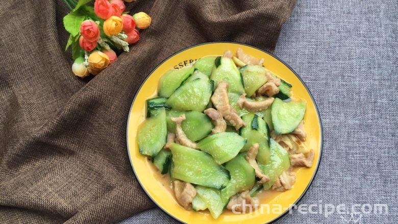 The method of stir frying cucumber with bamboo ribs
