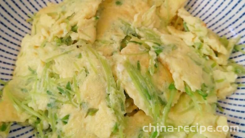 The method of stir frying eggs with pine and willow seedlings