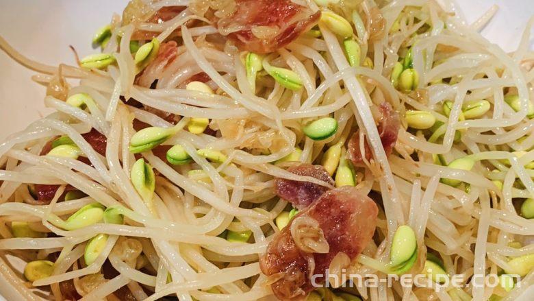 The method of stir frying bean sprouts with sausage