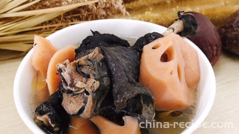 The recipe for lotus root and black chicken soup The recipe for lotus root and black chicken soup