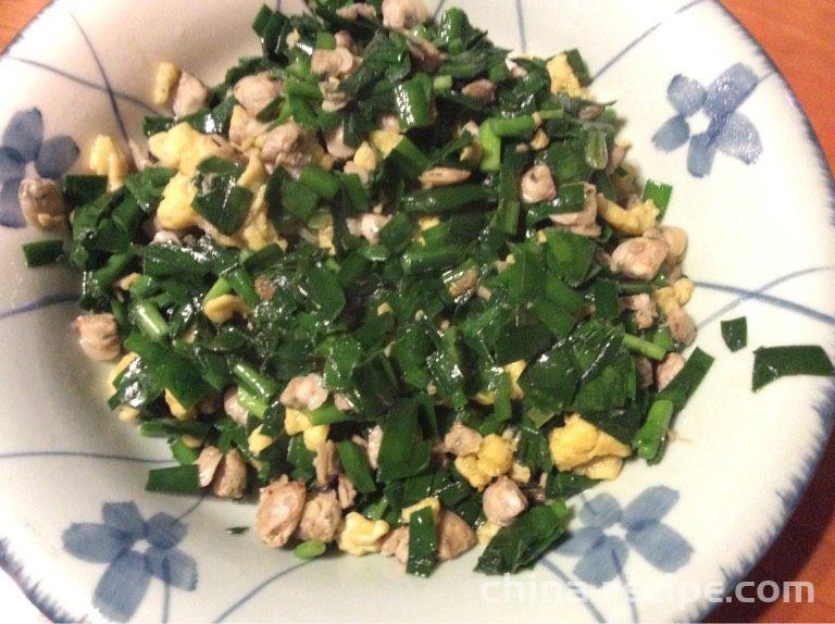 The method of stir frying chives with eggs, clams, and meat