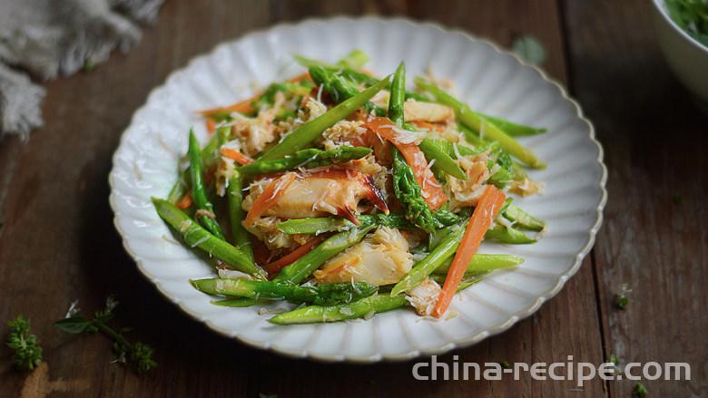 The method of stir frying crab meat with asparagus The method of stir frying crab meat with asparagus