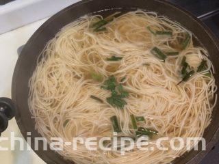 溏心蛋家常水煮面,煮开后放入葱丁，就可以出锅了