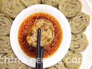 豆腐皮卷肉,蘸辣椒油更好吃