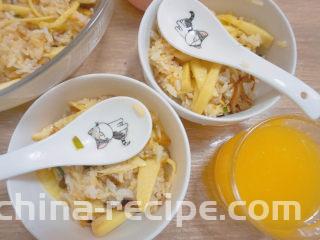 竹笋香菇虾米饭🍚,也可以加入米饭翻炒，就成了一碗美味的饭啦