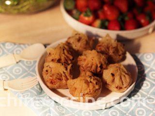 广式茶点-蒜蓉炸虾饺,放入150度油锅中炸至金黄捞出沥干油份