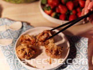 广式茶点-蒜蓉炸虾饺,极其酥脆的蒜蓉炸虾饺值的你一试
时光飞逝又逢周末
有时候希望它快点快的相思就远了
有时候希望它慢点慢的好好品尝我们的爱
生活总是矛盾着
就如我时常懊恼的游走在美食与保持身材的边缘
周末愉快哈！
