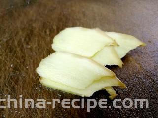 粤式清蒸鲈鱼,一部分生姜切片。