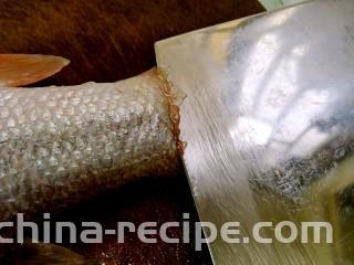 粤式清蒸鲈鱼,鱼档老板一般会帮忙杀好鱼，取回来以后还是要仔细处理一下。特别是边角位置的鱼鳞，要进一步刮干净。