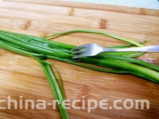 粤式清蒸鲈鱼,用小叉子顺着葱身纵向刮数遍。