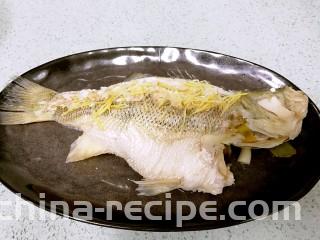 粤式清蒸鲈鱼,鱼蒸好后取出，倒去盘内浮水，摆上姜丝。