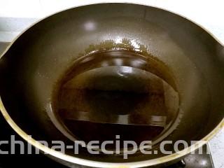 粤式清蒸鲈鱼,锅里热足量油。