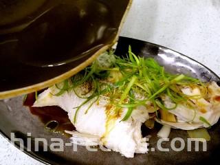 粤式清蒸鲈鱼,从头到尾浇上热油。