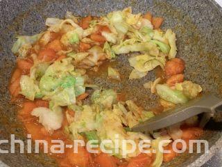 茄汁卷心菜,把炒好的卷心菜放入锅内翻炒均匀出锅