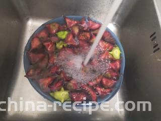 菱角鸡头米,买回的菱角清洗下再去壳
(要买嫩的品种炒才好吃,老的淀粉多粉适合煮吃)