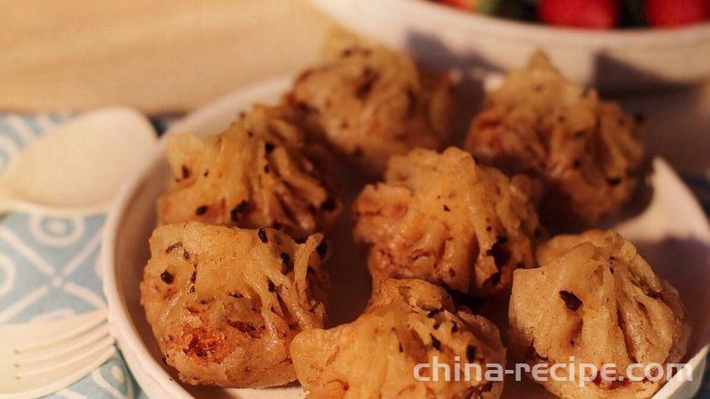 Making garlic fried shrimp dumplings