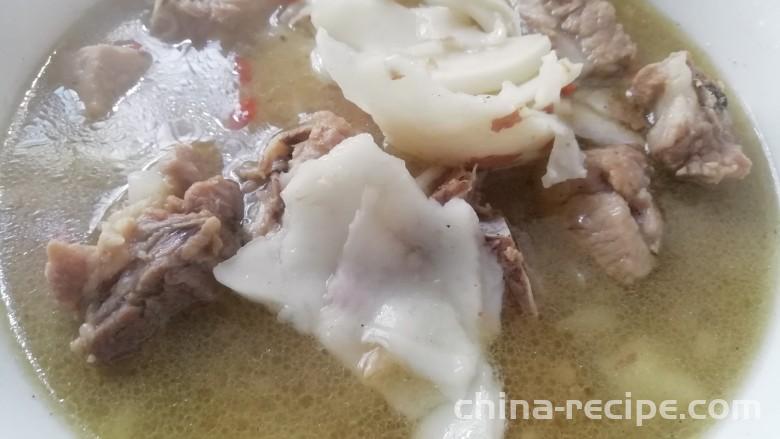 The method of stewing pork ribs with coconut juice