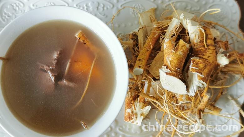 The recipe for boiling pork bone soup with five finger peaches