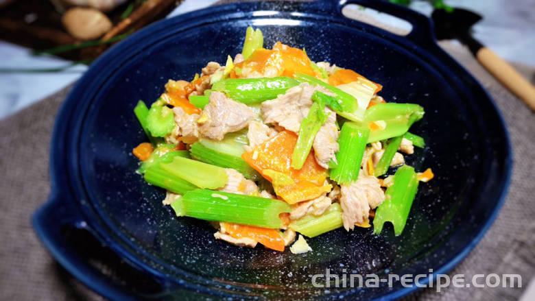 The method of stir frying lean meat with celery The method of stir frying lean meat with celery